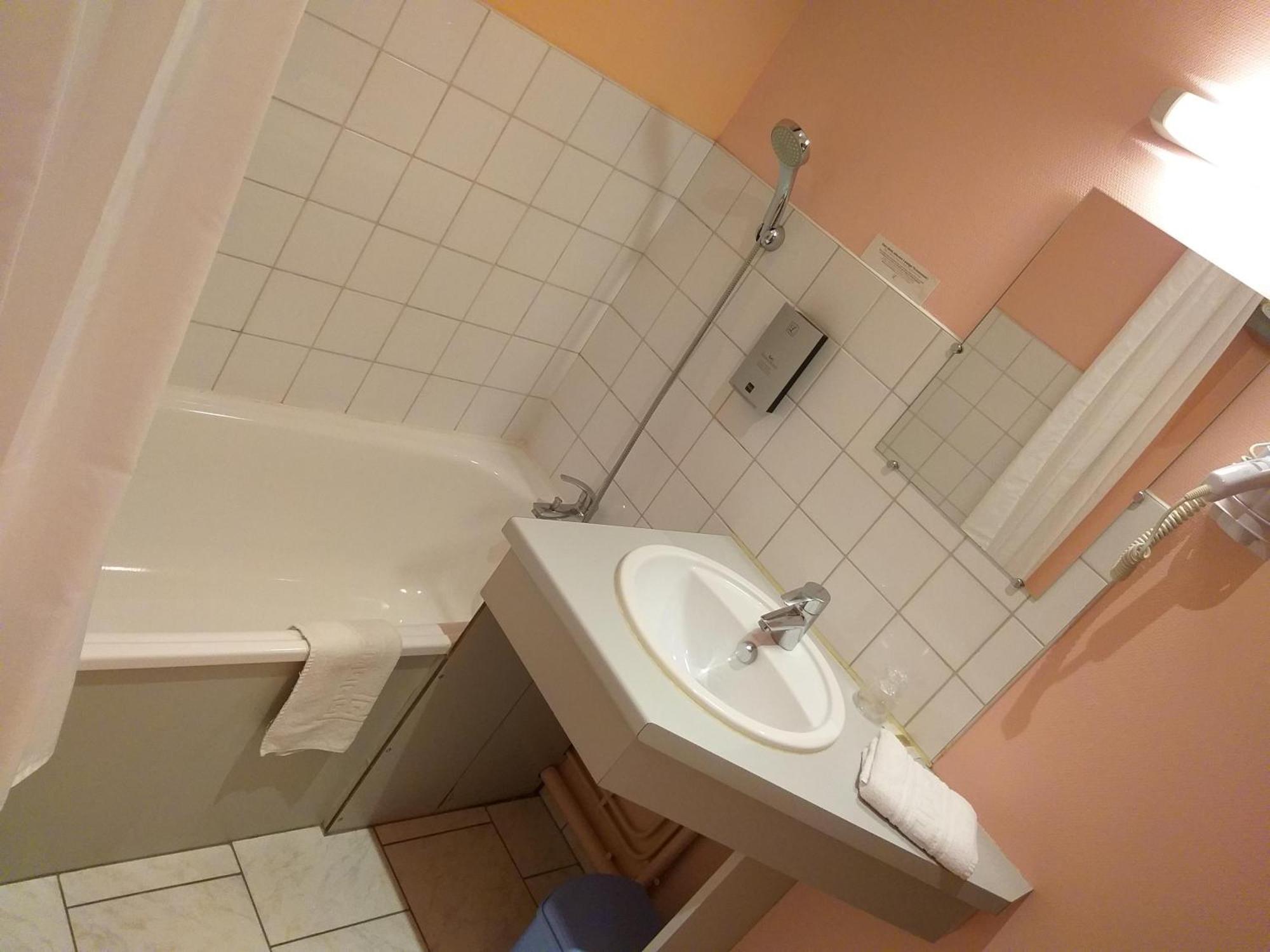 Logis Hotel - Les Paturelles Avesnelles ภายนอก รูปภาพ