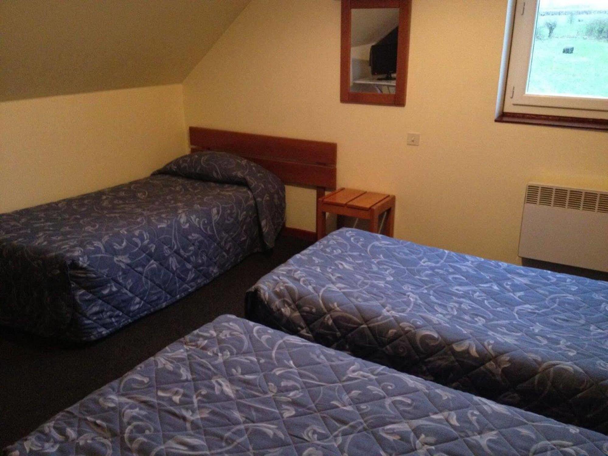 Logis Hotel - Les Paturelles Avesnelles ภายนอก รูปภาพ
