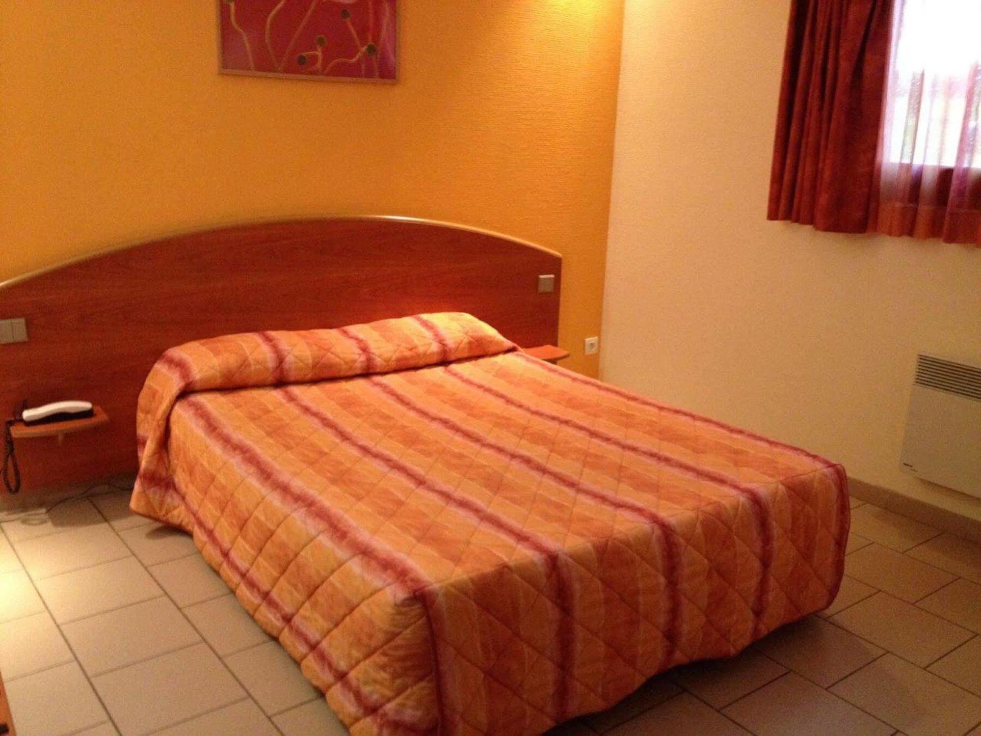 Logis Hotel - Les Paturelles Avesnelles ภายนอก รูปภาพ