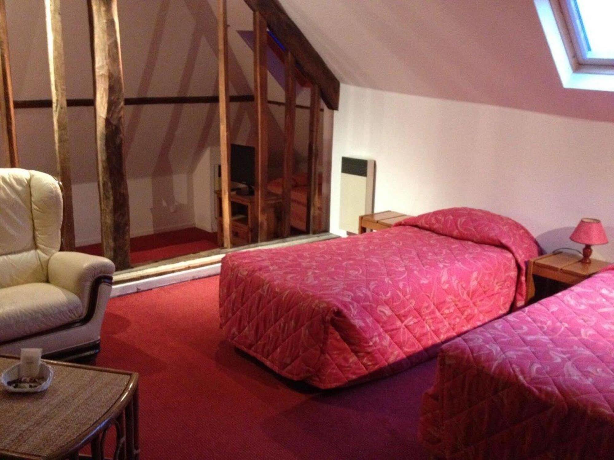 Logis Hotel - Les Paturelles Avesnelles ภายนอก รูปภาพ